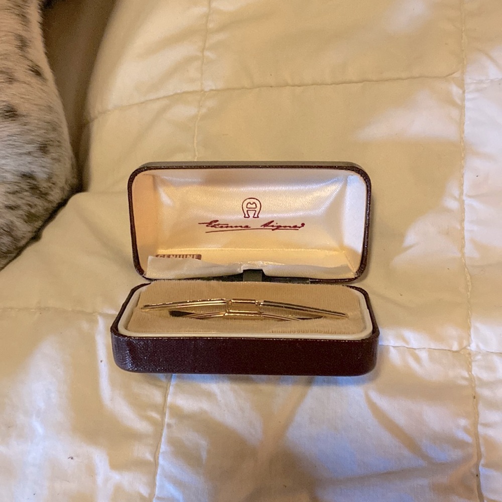 Vintage tie clip. In excellent condition with original box.